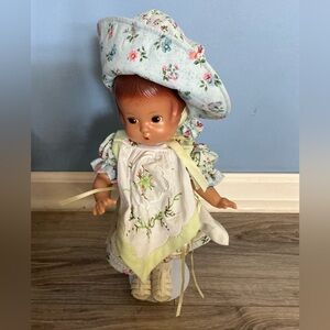 Vintage Effanbee Patsy Sun Bonnet Sue Collection Doll 13 in w/Stand & Charm
